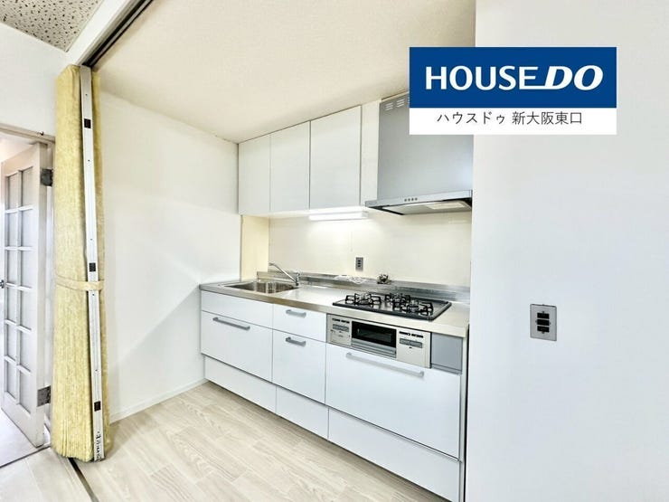 廊下の収納です。
こちらにはご家族共有のお荷物を入れるのはいかがでしょうか?