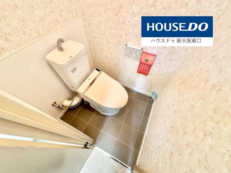 トイレはクロスと、クッションフロアを張り替えています。
温水洗浄便座つき