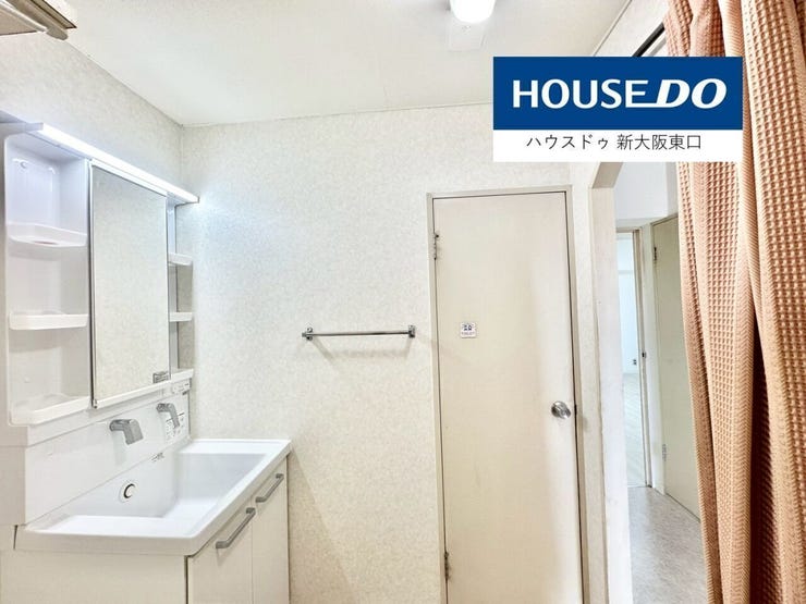 洗濯機置場は洗面所内となります。
脱いだお洋服をすぐに洗濯機に放り込めるので、散らかりません。