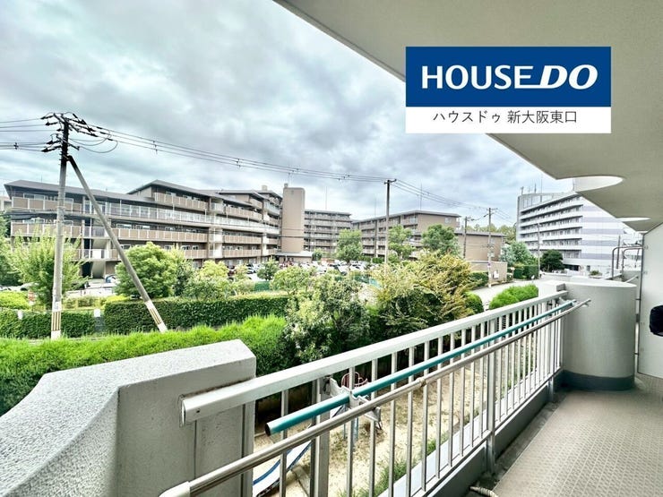 バルコニーは南向き。
空が近い!
目の前は公園です