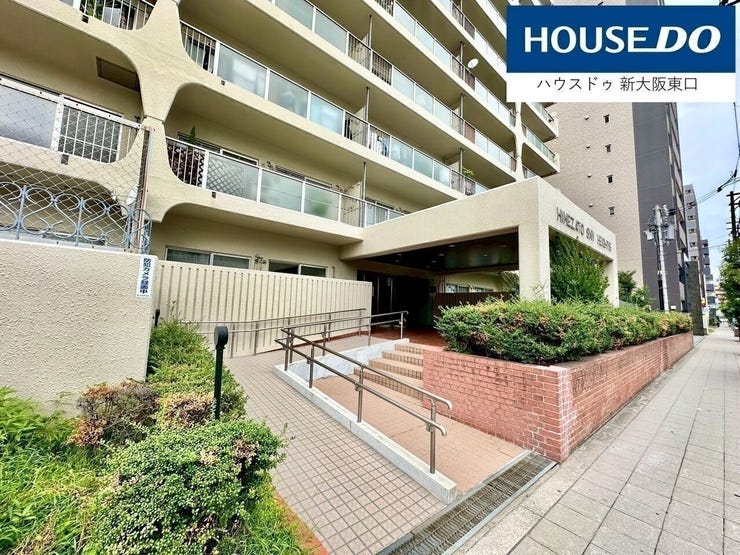 スロープがあり利用しやすいエントランスです。
管理人日勤で清掃も行き届いています。