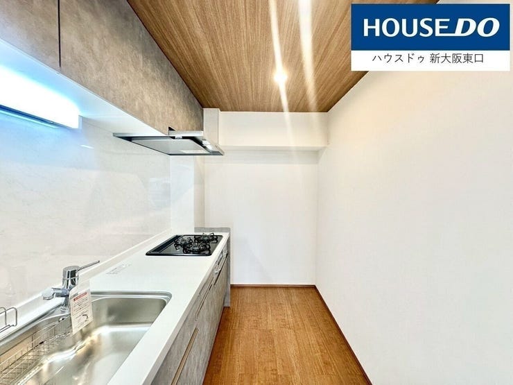 天井にも木目調のクロスがあしらわれ、上品にまとまったキッチンです。