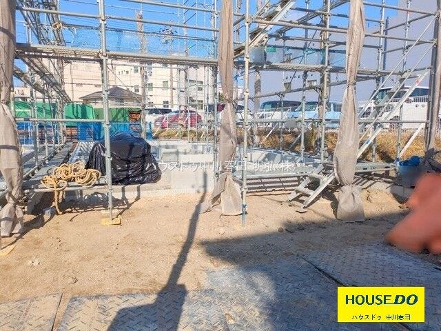 【外観】
大手小学校まで徒歩3分!
南向きの土地は陽当りが良いため暖かく、さらに室内が明るく感じます!