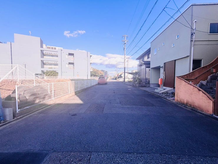 道路幅が広いことで、家の前が遮られることが少なく、日当たりが良くなり、家全体が明るい印象を受けます!