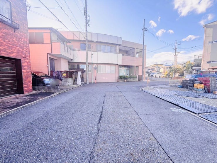 前面道路が広い為車が通行しやすく、すれ違いもスムーズに行えるため、日々の交通ストレスが軽減されます!