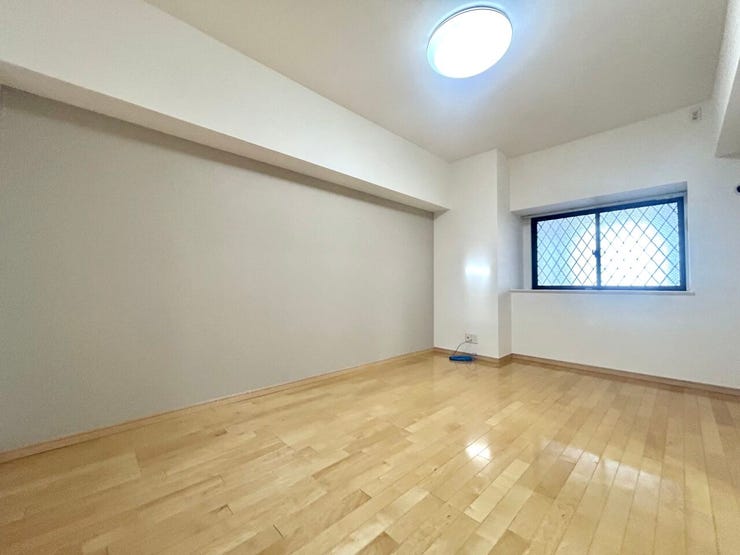 8帖の主寝室はベッドを置いても充分なスペースがあります♪