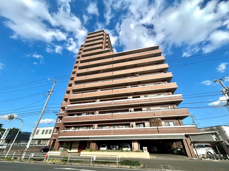 【外観】
商業施設や病院が徒歩圏内にあり、便利な立地です♪
ペット相談可のマンションで大事なご家族との時間を過ごすことができます♪