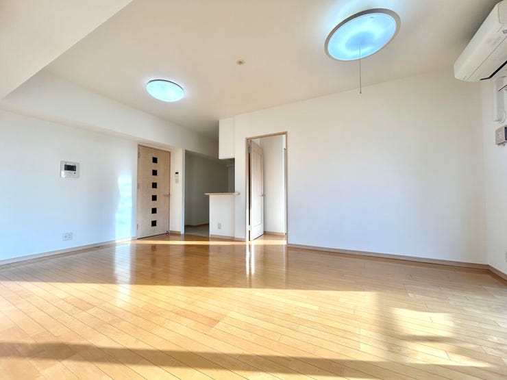 光の差し込むリビングは各居室につながっており、家族だんらんのスペースに♪