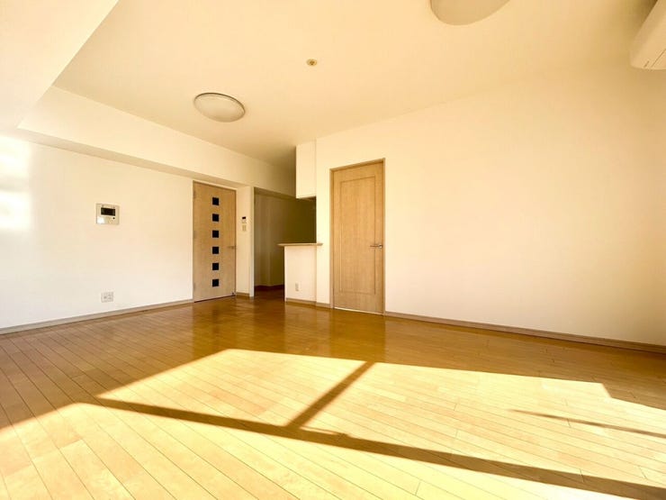 光の差し込むリビングは各居室につながっており、家族だんらんのスペースに♪