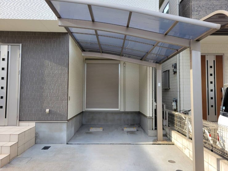 雨をしのぐカーポート付きの駐車場です♪