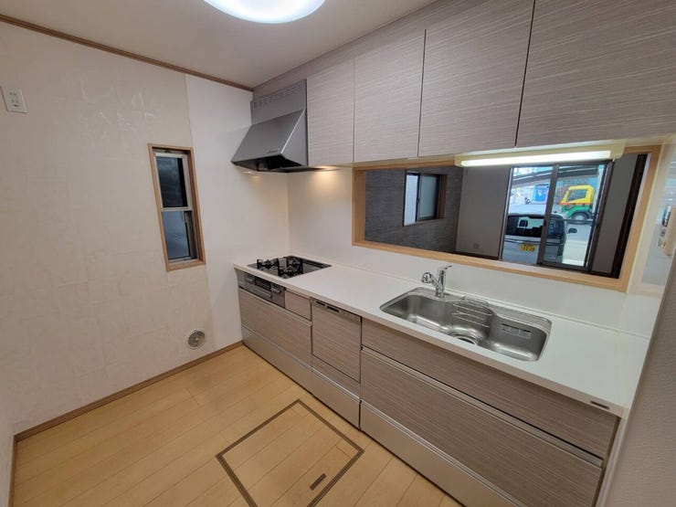 キッチンスペースも広々♪
調理スペースも確保されており助かるポイント!
食洗器もついており日々の家事を助けてくれます!