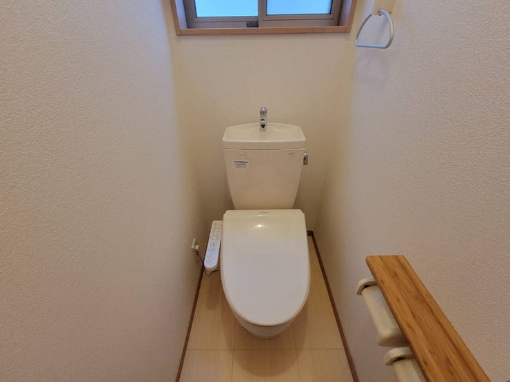 シンプルで落ち着きのあるトイレです♪