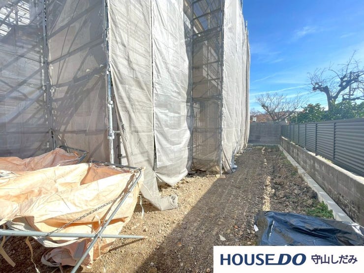 【お庭】庭を楽しむといえば、ガーデニングですね。カラフルな花や緑で華やかになるだけでなく、お子様が自然に興味を持つきっかけになるでしょう。家庭菜園で野菜を育てれば、家族で一緒に収穫の喜びを味わえます!