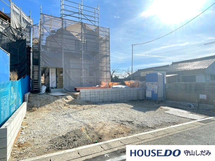 【小学校まで徒歩10分圏内】通学も快適で安心な距離。お子さまが自分で通学できる距離感で、毎日の歩行も健康的な習慣に。徒歩圏内の小学校なら、急な用事にもすぐに対応でき、学校との連携もスムーズですね。