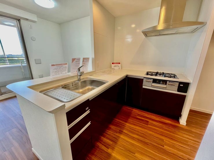 カウンターキッチンはリビングにいる家族の様子を見ながら調理できるので、小さなお子様がいるご家庭にもおすすめです♪