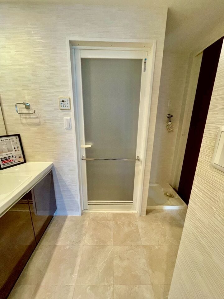 浴室のドアは、バスマットをかけて干すことができたり、バスタオルをかけお風呂上りにすぐ使うこともできて便利です!