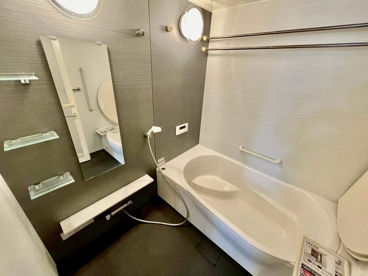 浴室に物干し竿があるため室内で洗濯物を干すことができ、 雨の日や寒い季節など、外に干すことが難しい場合に重宝します!