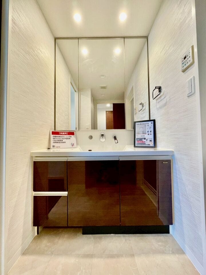 高い位置に水栓があり、水垢が付きにくい洗面台です!お掃除がとっても楽になります♪