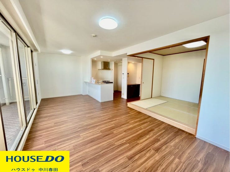 【リビング】
リビングは家具や通路を確保しても十分な広さがあり、空間に開放感と余裕を感じながら生活できます♪