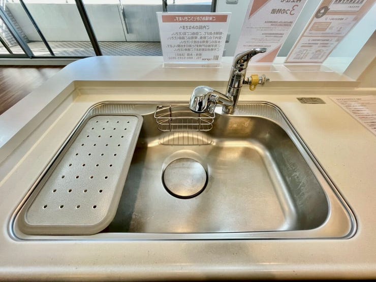 深めのシンクは水撥ねがしづらく、食器類を多く置けるため毎日の洗い物のストレスを軽減します♪