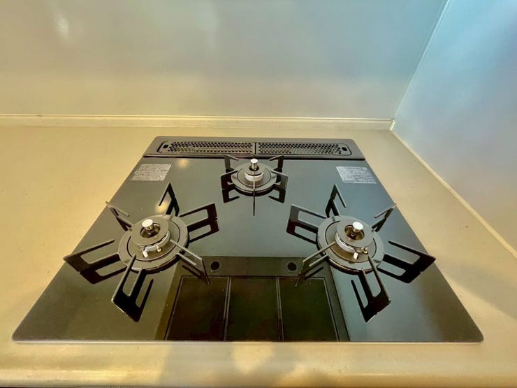 三口コンロは大人数分の料理を手早く準備する際に便利です!大家族の方やパーティーやイベントのときにも活躍します!