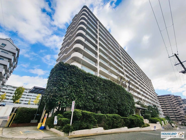 【外観】
北大阪急行線「緑地公園駅」徒歩5分の好立地!総戸数292戸を誇る大規模マンションで、快適な暮らしをサポートします。