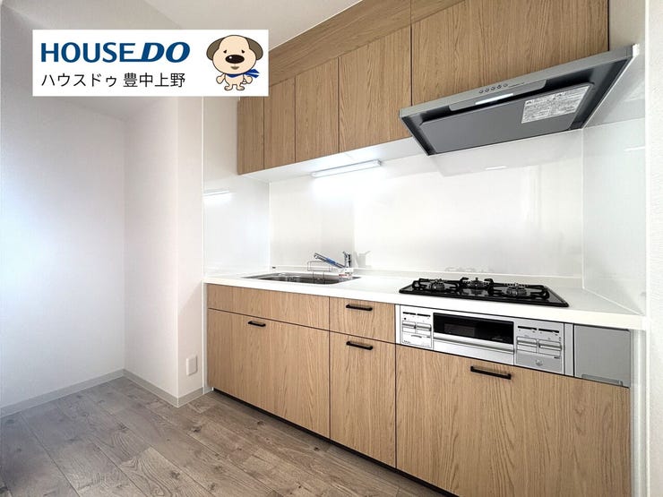 新規交換された壁付のシステムキッチン!キッチン横に冷蔵庫置き場も新設されました♪