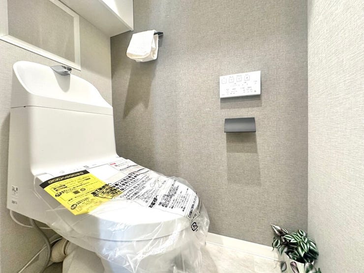モノトーンのスタイリッシュなトイレ。