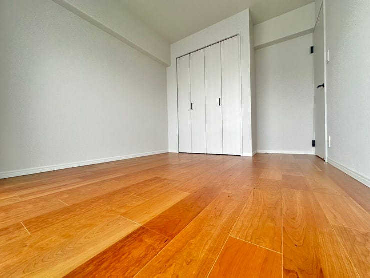 5.7帖の洋室にはエアコンも設置済です。