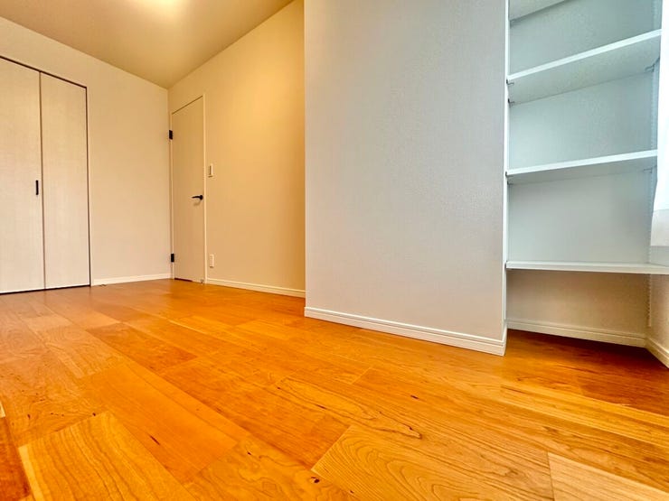 クローゼットだけではなく可動棚も造作しているので、お洋服以外も収納できます。