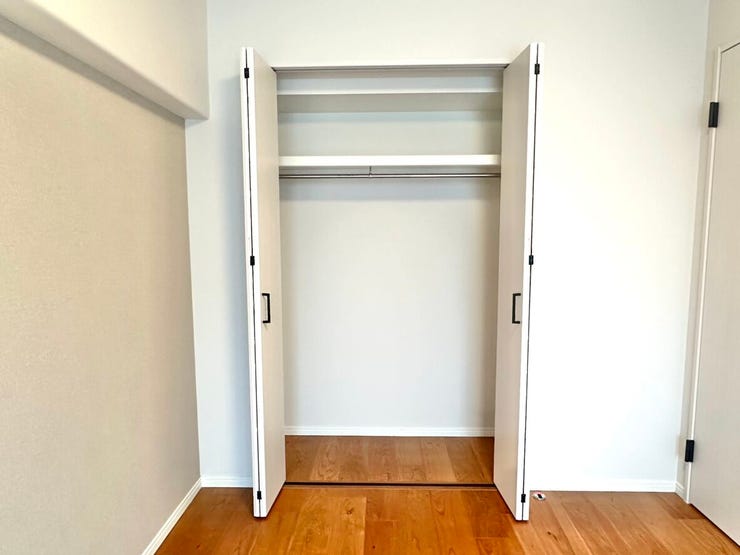 クローゼットはハンガーパイプ付き。