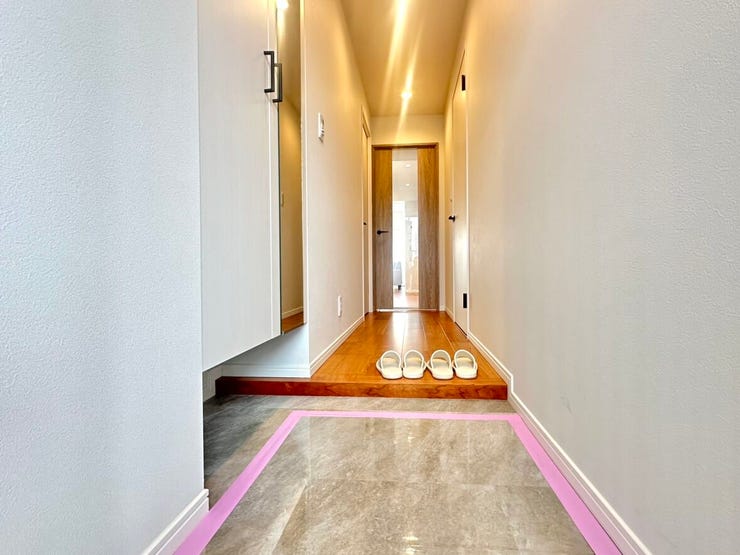 姿見付きの下足入れがある玄関。