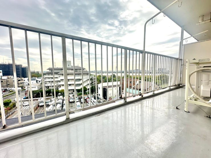 ルーフバルコニーだけではなく、東向きのバルコニーもある為日当たり良好なお部屋です。