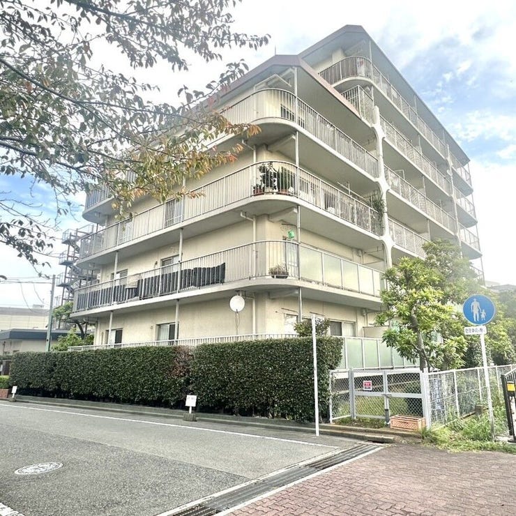 【外観】
最上階、三方角部屋です