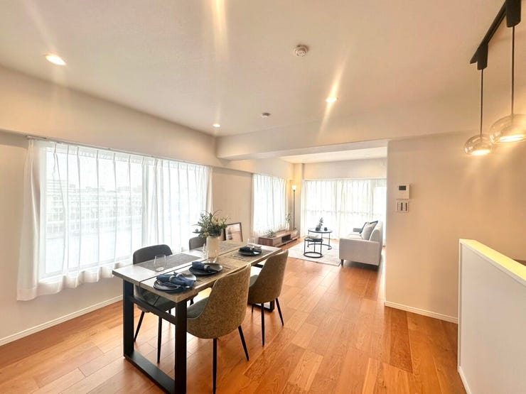 17帖のLDKスペースは大きな2面窓で開放的な空間