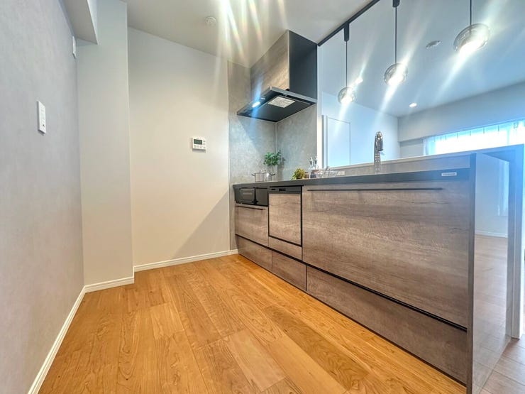 対面キッチンではあるものの、やや独立した空間になっているので、ご来客時には生活感が見えすぎないのも嬉しい間取りです。