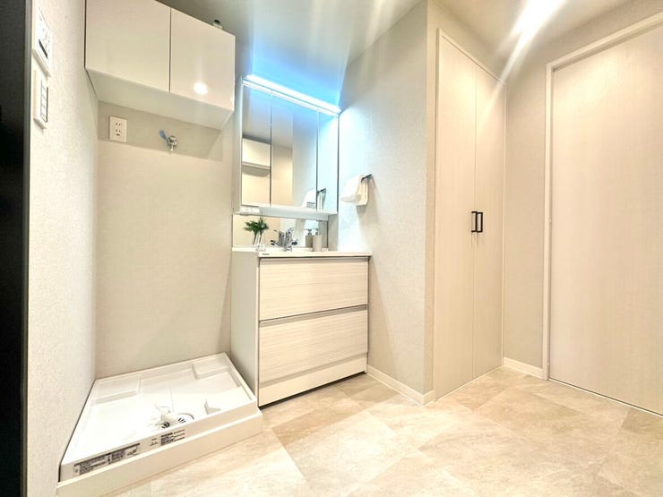 ナチュラルな色合いの洗面所でほっとする空間です。