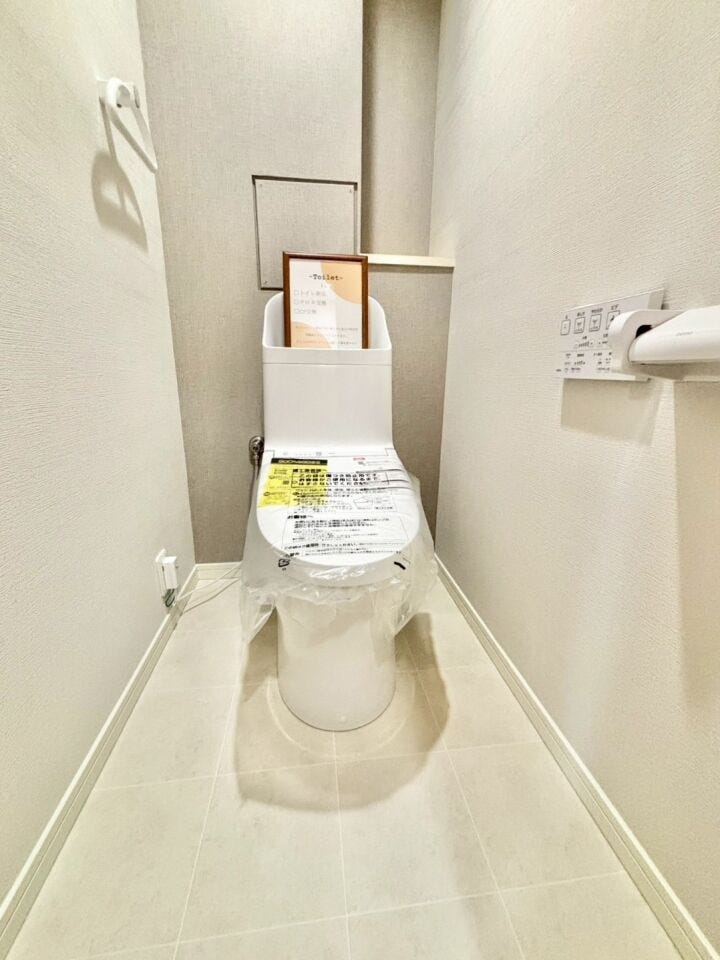 清潔感のあるトイレスペース♪温水洗浄便座付で寒い冬でも安心♪カバー不要のためお掃除も楽々♪
