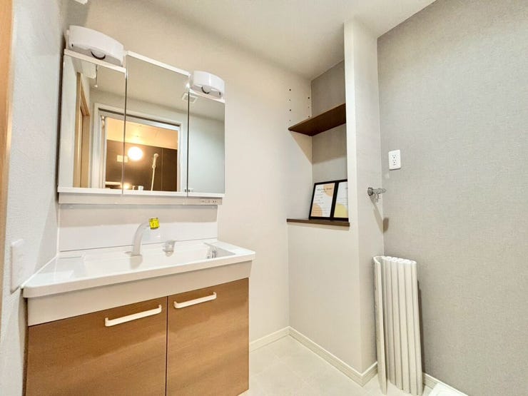 洗面化粧台収納で洗剤のストックや掃除道具等がスッキリ収納できます♪