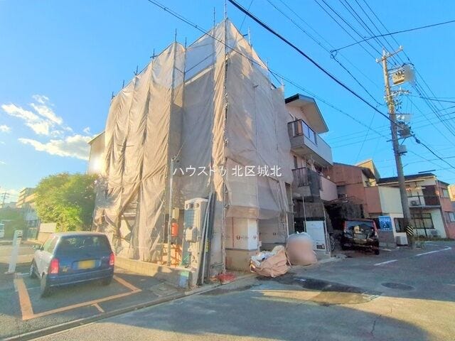 お家の形が見えてきました!4LDK、並列2台駐車可能の物件です!完成前にも一度現地を見に来てください♪