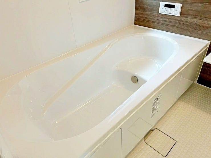 04.高断熱浴槽
熱を逃がさない断熱素材の浴槽・使いやすく快適なバスルーム。
排水の勢いだけで髪の毛がまとまる排水口や水はけの良い床等、お手入れもしやすい仕様。※イメージ写真