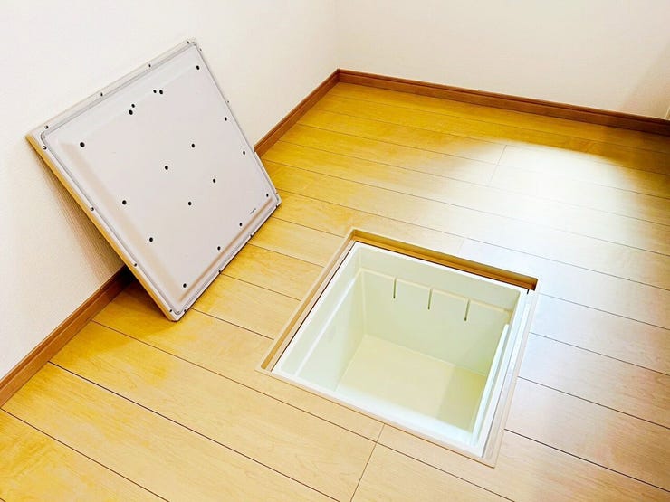 03.便利な床下収納庫
1階床下の点検口を兼ねた収納庫。
2リットルのペットボトルが立てたまま収納できる深型タイプです。※イメージ写真