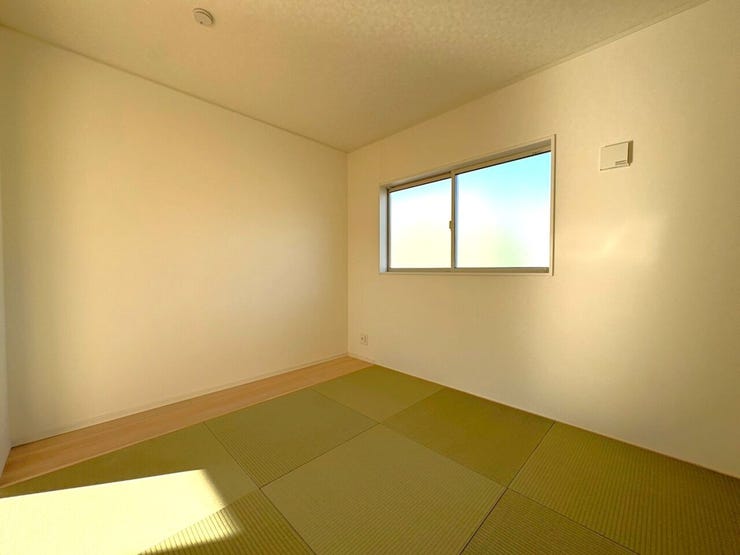 リビング横の和室は、お子さまの遊び場や客間としても活躍。