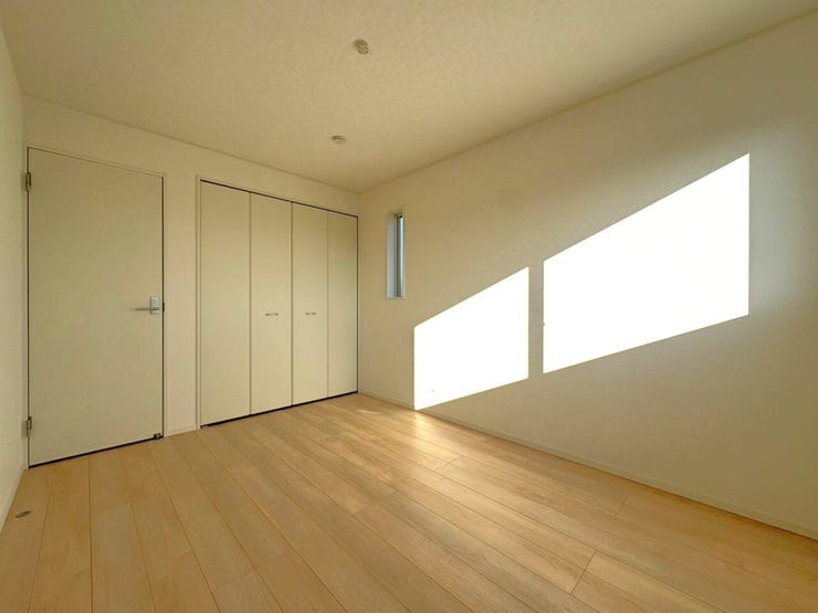 クローゼット装備で衣類もすっきり収納。