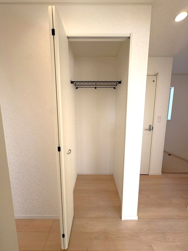 家族それぞれの持ち物をしっかり分けて収納でき、生活感を抑えられます。