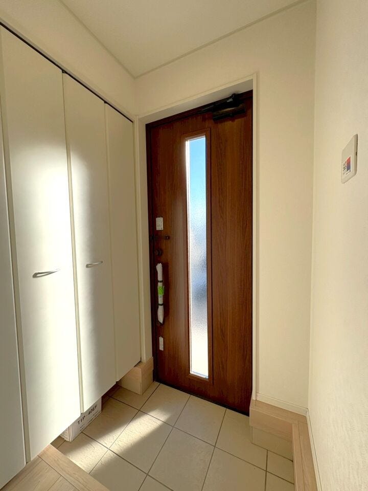 家族が並んで靴の脱ぎ履きができる広さ。
ベビーカーや荷物があってもスムーズです。