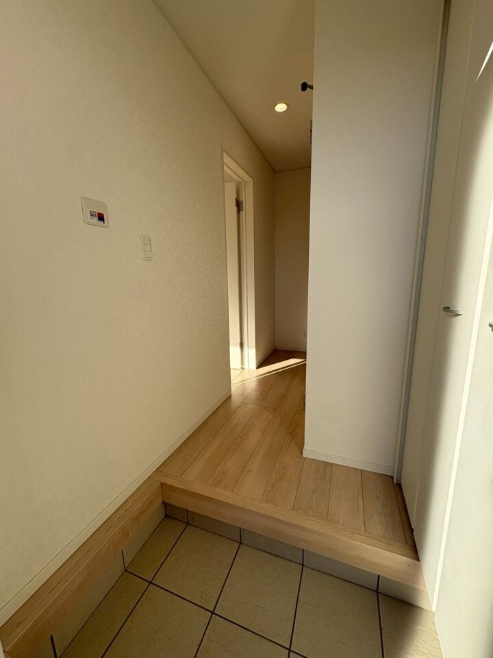 玄関ドアや窓から自然光が入り、第一印象の良い空間に。