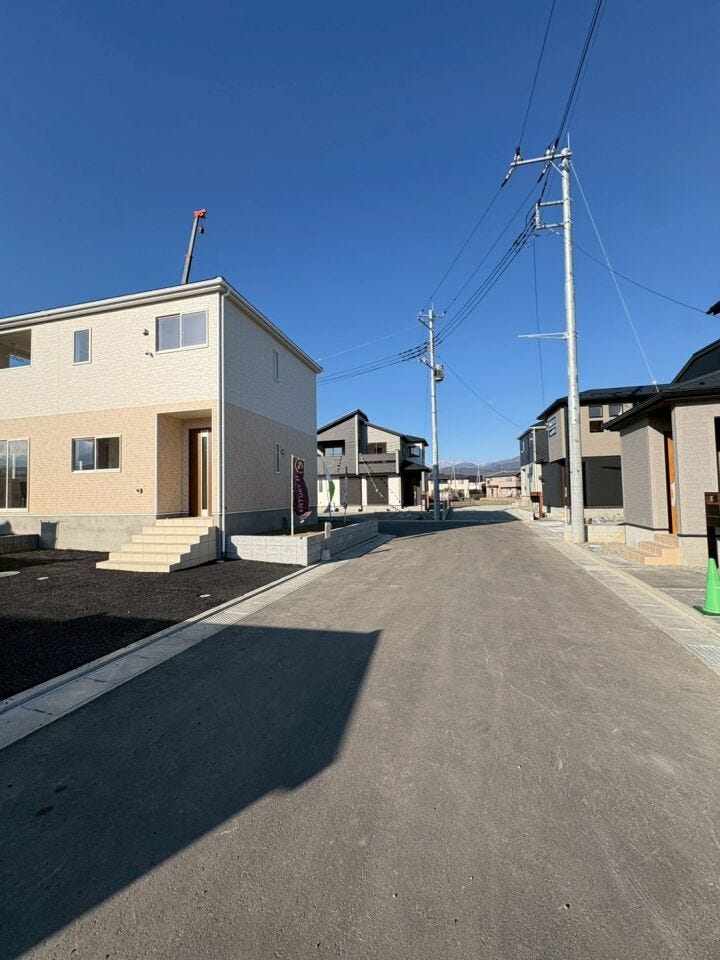 南側道路に面し、日当たり・風通しともに良好。ぐるっと明るい敷地配置で毎日快適な暮らしを実現。