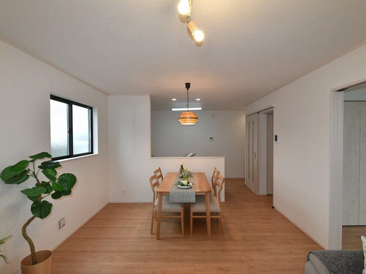 LDK15.75帖
広々としたリビングは、お子さまの遊び場や家族団らんにもぴったり。落ち着いた色調とシンプルなデザインで、生活シーンが自然に広がる空間です。