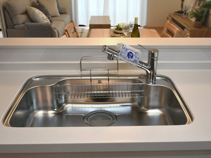 キッチンシンク
清潔感のあるシンクは、深さも十分で大きなお鍋やフライパンも楽に洗えます。水はねしにくいのも嬉しいポイント。毎日の家事が楽しくなります。